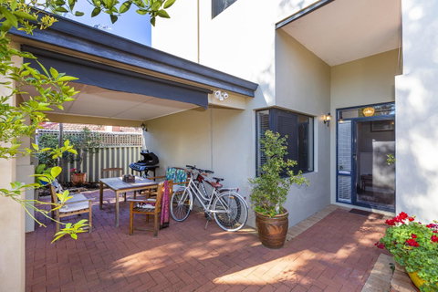 Como Executive Apartment - Kawana Tourism 2