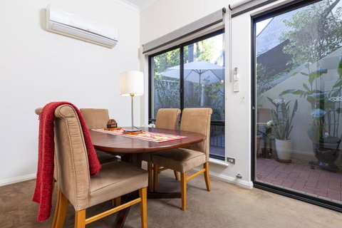 Como Executive Apartment - Kawana Tourism 10