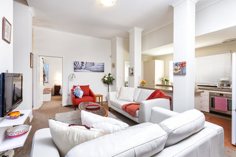 Como Executive Apartment - Kawana Tourism 5