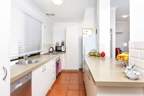 Como Executive Apartment - Kawana Tourism 8