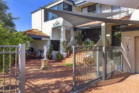 Como Executive Apartment - Kawana Tourism 1