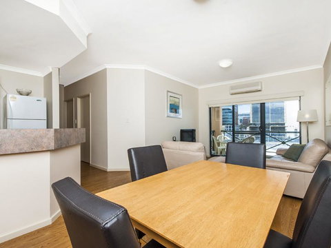 James On The Park - Executive Escapes - Kawana Tourism 1