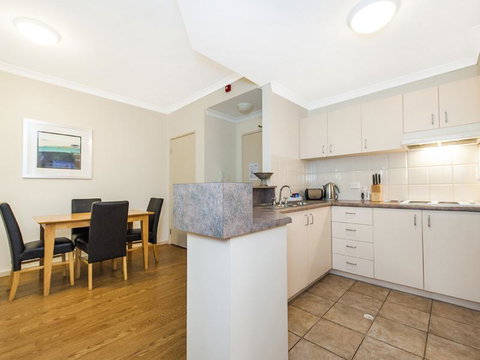 James On The Park - Executive Escapes - Kawana Tourism 16