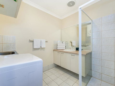 James On The Park - Executive Escapes - Kawana Tourism 8