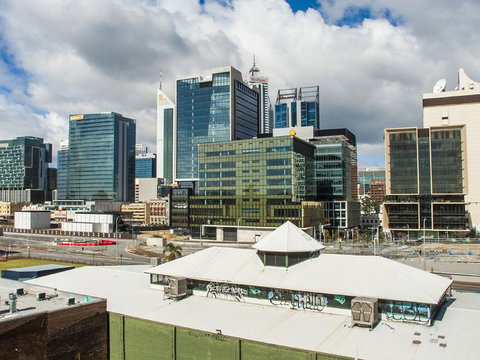 James On The Park - Executive Escapes - Kawana Tourism 18