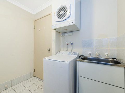 James On The Park - Executive Escapes - Kawana Tourism 14