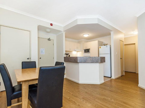 James On The Park - Executive Escapes - Kawana Tourism 9