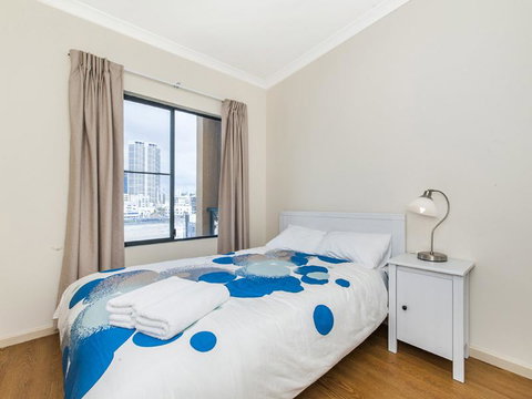 James On The Park - Executive Escapes - Kawana Tourism 3