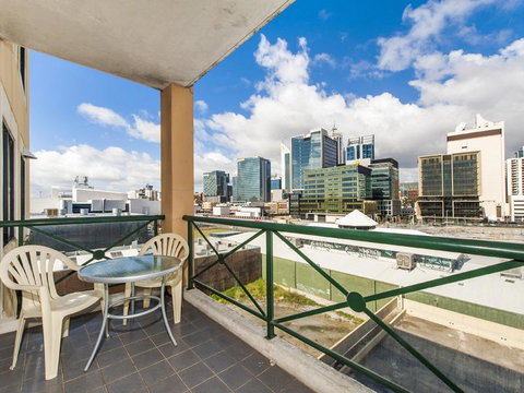 James On The Park - Executive Escapes - Kawana Tourism 0