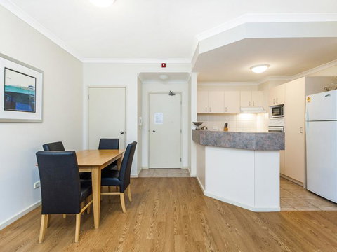 James On The Park - Executive Escapes - Kawana Tourism 19