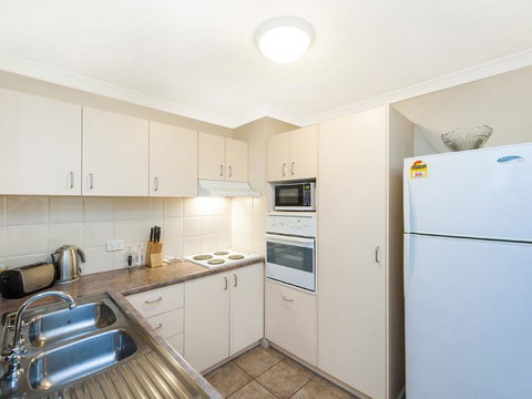 James On The Park - Executive Escapes - Kawana Tourism 21