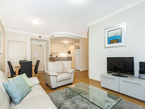 James On The Park - Executive Escapes - Kawana Tourism 10