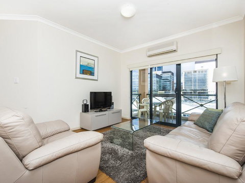 James On The Park - Executive Escapes - Kawana Tourism 15