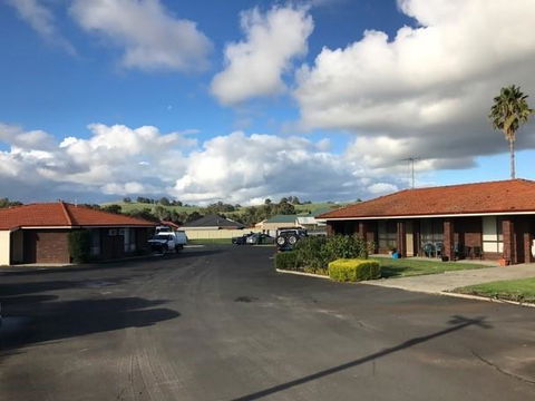 Donnybrook Motel - Kawana Tourism 1