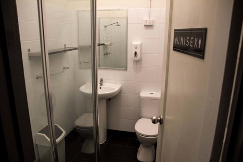 Shiralee Hostel -note - Valid Passport Required To Check In - Kawana Tourism 15