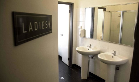 Shiralee Hostel -note - Valid Passport Required To Check In - Kawana Tourism 14