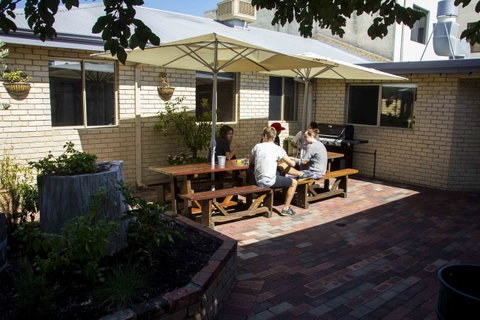 Shiralee Hostel -note - Valid Passport Required To Check In - Kawana Tourism 7