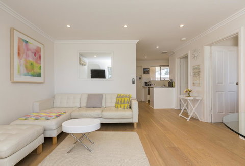 Cottesloe Beach Pines Apartment - Kawana Tourism 1