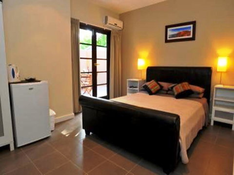 Waikiki Beach Bed And Breakfast - Kawana Tourism 9