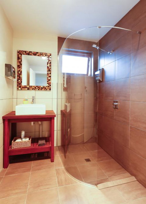 Waikiki Beach Bed And Breakfast - Kawana Tourism 5