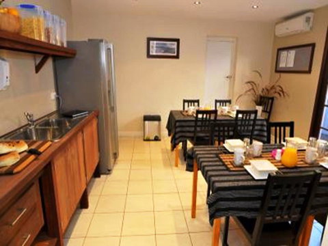 Waikiki Beach Bed And Breakfast - Kawana Tourism 13