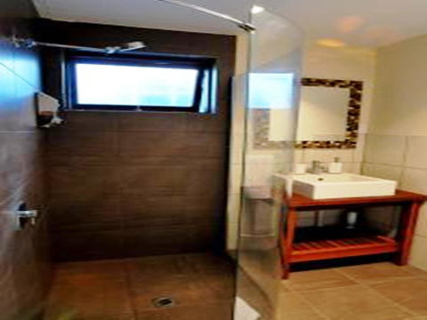 Waikiki Beach Bed And Breakfast - Kawana Tourism 11