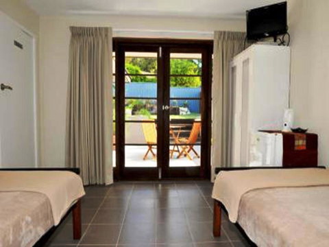 Waikiki Beach Bed And Breakfast - Kawana Tourism 14