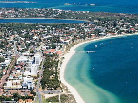 Waikiki Beach Bed And Breakfast - Kawana Tourism 17