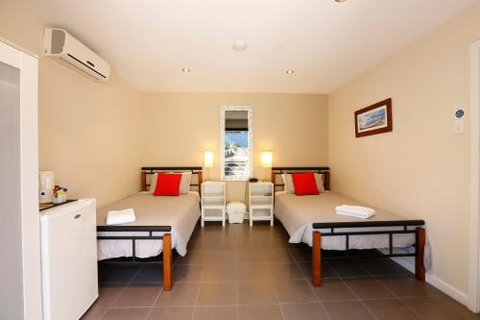 Waikiki Beach Bed And Breakfast - Kawana Tourism 6