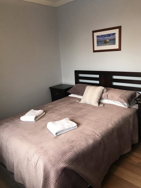 Waikiki Beach Bed And Breakfast - Kawana Tourism 3