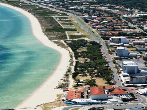 Waikiki Beach Bed And Breakfast - Kawana Tourism 16