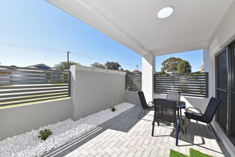 Modern Apartment Redcliffe Near Perth Airport: 0126 - Kawana Tourism 33