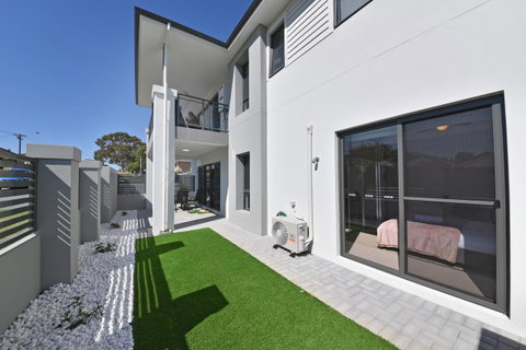 Modern Apartment Redcliffe Near Perth Airport: 0126 - Kawana Tourism 34