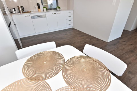 Modern Apartment Redcliffe Near Perth Airport: 0126 - Kawana Tourism 24