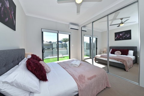 Modern Apartment Redcliffe Near Perth Airport: 0126 - Kawana Tourism 4