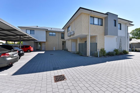 Modern Apartment Redcliffe Near Perth Airport: 0126 - Kawana Tourism 40