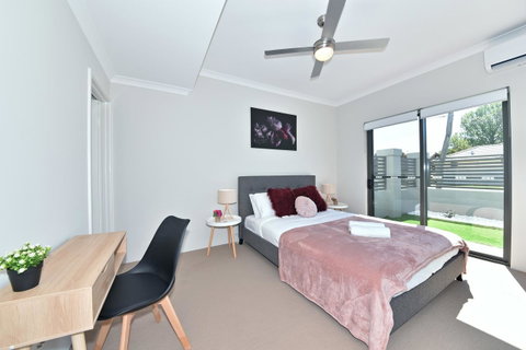Modern Apartment Redcliffe Near Perth Airport: 0126 - Kawana Tourism 3