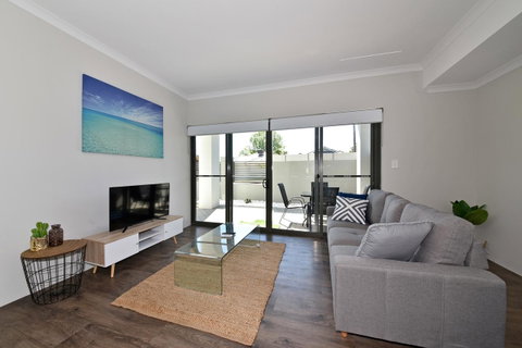 Modern Apartment Redcliffe Near Perth Airport: 0126 - Kawana Tourism 0