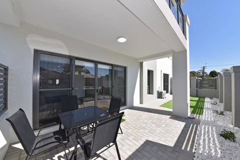 Modern Apartment Redcliffe Near Perth Airport: 0126 - Kawana Tourism 30