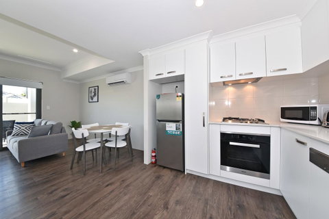 Modern Apartment Redcliffe Near Perth Airport: 0126 - Kawana Tourism 18
