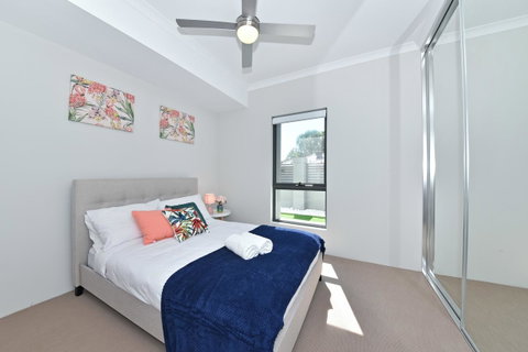 Modern Apartment Redcliffe Near Perth Airport: 0126 - Kawana Tourism 9