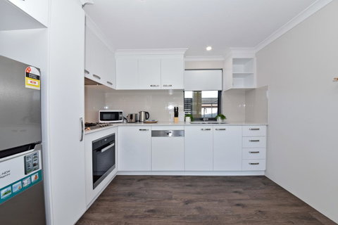 Modern Apartment Redcliffe Near Perth Airport: 0126 - Kawana Tourism 22
