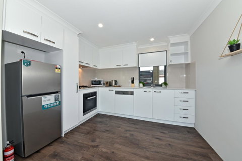 Modern Apartment Redcliffe Near Perth Airport: 0126 - Kawana Tourism 19