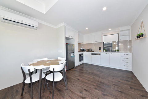 Modern Apartment Redcliffe Near Perth Airport: 0126 - Kawana Tourism 21