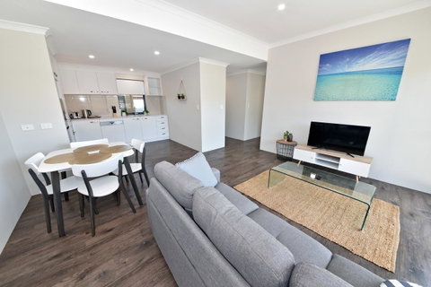 Modern Apartment Redcliffe Near Perth Airport: 0126 - Kawana Tourism 15
