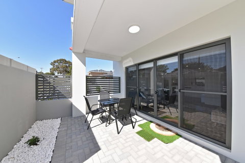 Modern Apartment Redcliffe Near Perth Airport: 0126 - Kawana Tourism 32