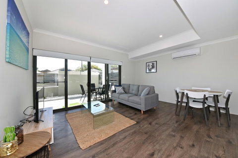 Modern Apartment Redcliffe Near Perth Airport: 0126 - Kawana Tourism 1