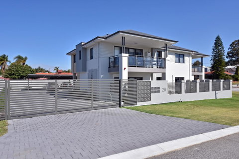 Modern Apartment Redcliffe Near Perth Airport: 0126 - Kawana Tourism 43