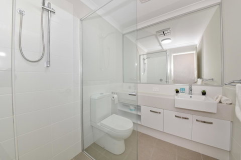 Modern Apartment Redcliffe Near Perth Airport: 0126 - Kawana Tourism 13