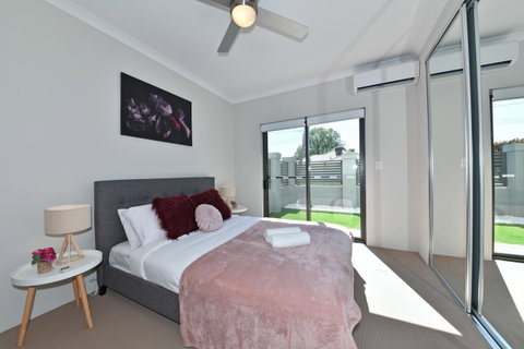 Modern Apartment Redcliffe Near Perth Airport: 0126 - Kawana Tourism 2